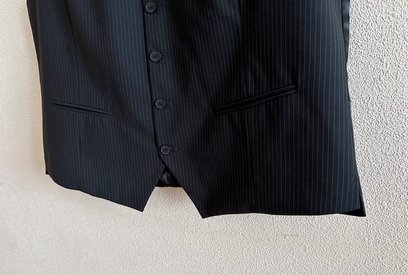 Colete preto risca de giz, modelo clássico masculino, tamanho 54, corte ajustado nas costas. imagem 6
