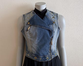 Colete jeans Baby Phat estilo motociclista Y2K com detalhes em ilhós, jaqueta sem mangas vintage dos anos 2000.