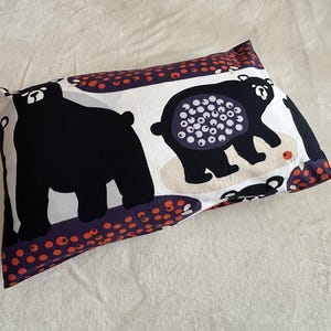 Funda de almohada con estampado de osos de Finlayson Otso Funda de almohada con estampado de osos y bayas Funda de almohada vintage Tela Textil escandinavo Diseño finlandés