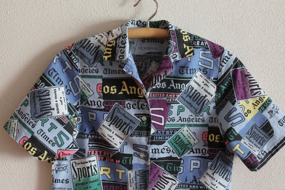 Blusa con estampado de periodico sale