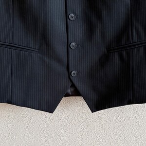 Colete preto risca de giz, modelo clássico masculino, tamanho 54, corte ajustado nas costas. imagem 5