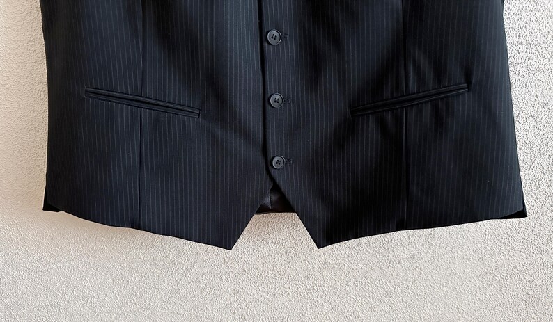 Colete preto risca de giz, modelo clássico masculino, tamanho 54, corte ajustado nas costas. imagem 5