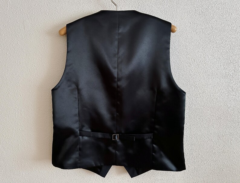 Colete preto risca de giz, modelo clássico masculino, tamanho 54, corte ajustado nas costas. imagem 7