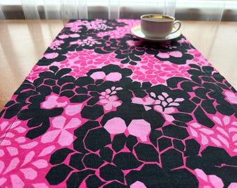 Camino de mesa Finlayson con estampado abstracto, tela finlandesa Finlayson, panel de tela de algodón negro y rosa, diseño escandinavo