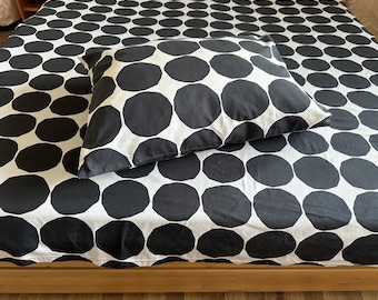 Set di biancheria da letto Marimekko Kivet Maija Isola, design finlandese, copripiumino e federa geometrici bianchi e neri