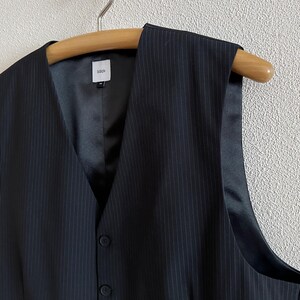Colete preto risca de giz, modelo clássico masculino, tamanho 54, corte ajustado nas costas. imagem 4