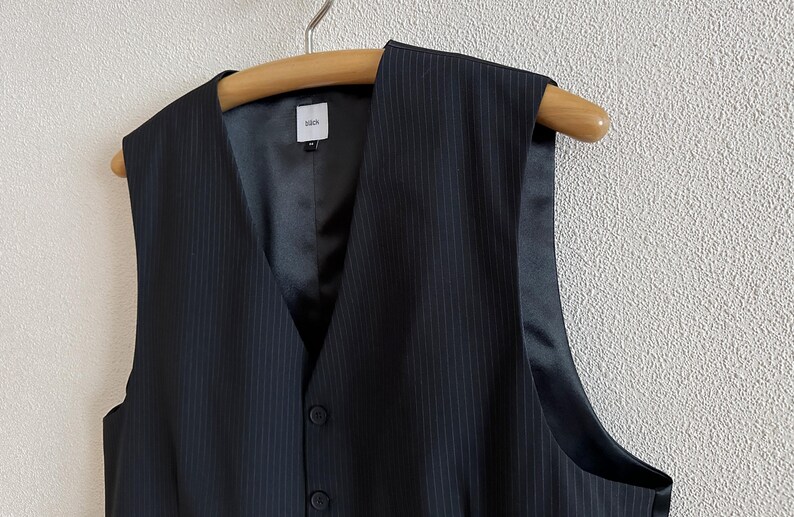 Colete preto risca de giz, modelo clássico masculino, tamanho 54, corte ajustado nas costas. imagem 4