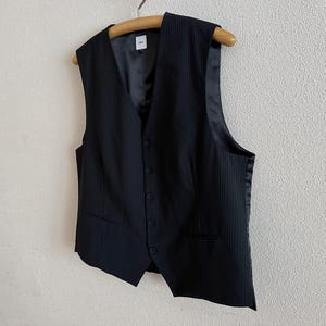 Colete preto risca de giz, modelo clássico masculino, tamanho 54, corte ajustado nas costas. imagem 3