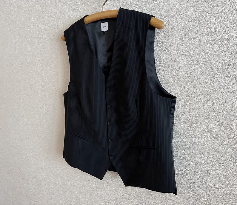 Colete preto risca de giz, modelo clássico masculino, tamanho 54, corte ajustado nas costas. imagem 3