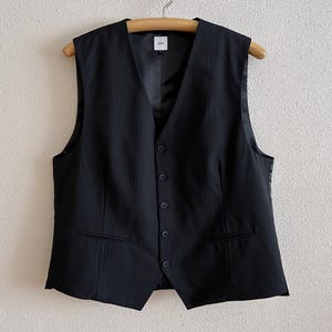 Colete preto risca de giz, modelo clássico masculino, tamanho 54, corte ajustado nas costas. imagem 1