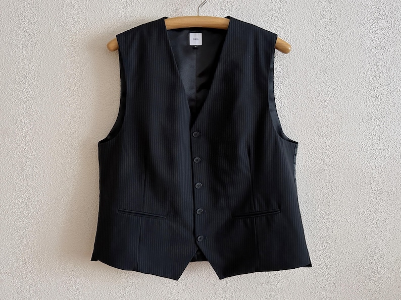 Colete preto risca de giz, modelo clássico masculino, tamanho 54, corte ajustado nas costas. imagem 1