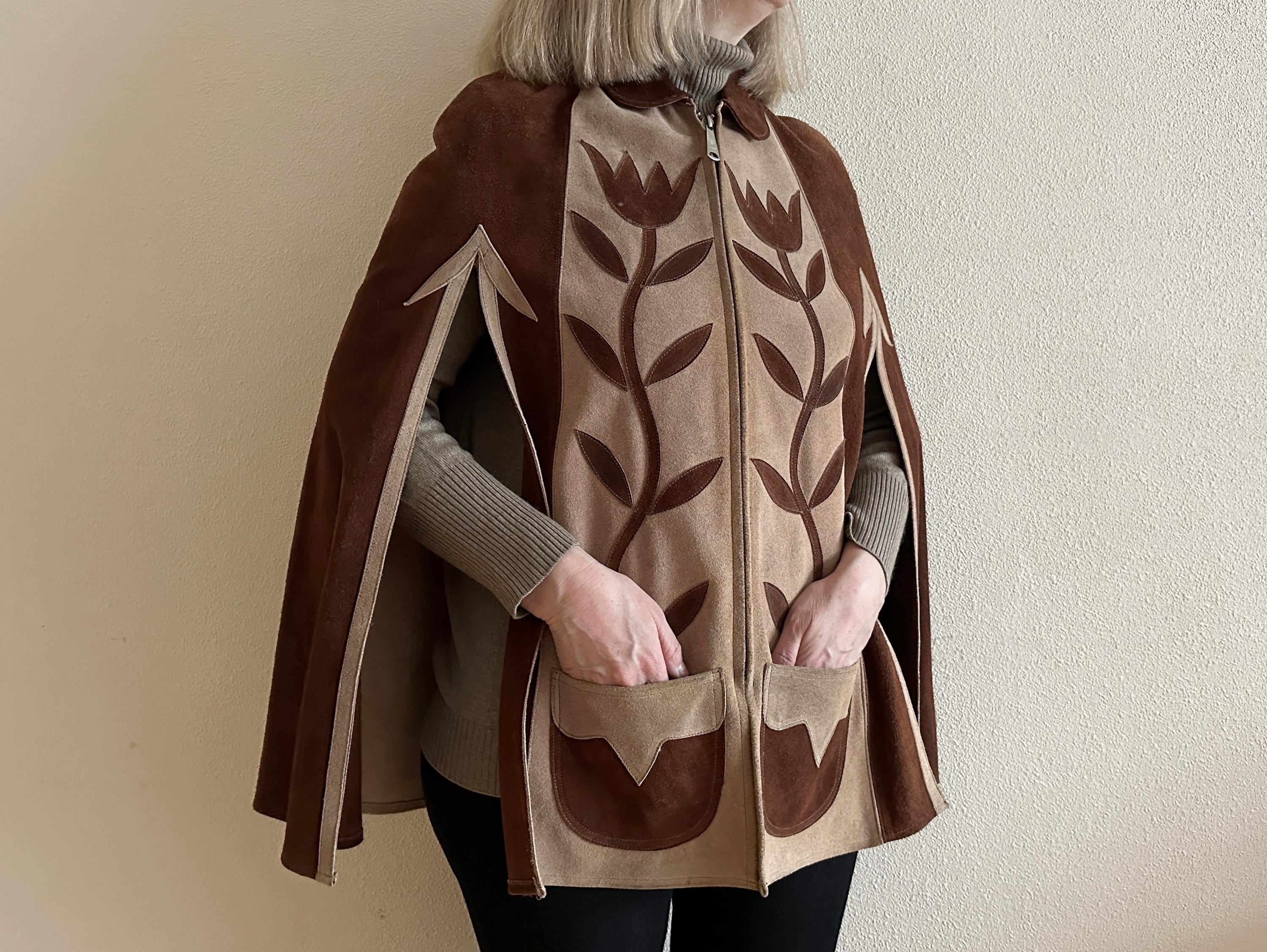 ポンチョ・ケープ GG-logo Leather And Suede Cape Gucci GG-logo Leather And Suede Cape - Runway Catalog