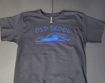 Camiseta estilo retro con estampado de moto acuática. Camiseta negra con 9 opciones de color para la imagen de la moto acuática.