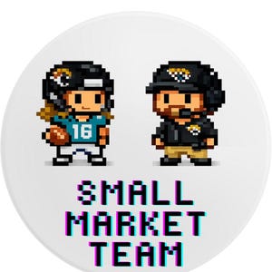 Puede incluir: Un botón blanco con ilustraciones pixeladas de un jugador y un entrenador de fútbol americano, ambos con cascos negros. El jugador lleva una camiseta turquesa con el número 16. El texto "SMALL MARKET TEAM" está en fuente pixelada.