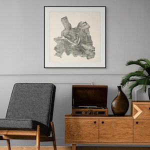 Könnte beinhalten: Ein gerahmter Schwarz-Weiß-Druck eines Baumstumpfquerschnitts mit sichtbaren Jahresringen, der an einer Wand über einem hölzernen Medienkonsolentisch mit einem Plattenspieler, einer dunkelbraunen Vase und einer grünen Topfpflanze hängt.