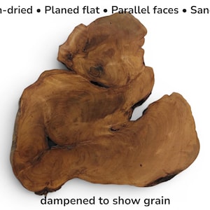 Pode incluir: Uma placa de madeira natural com formato orgânico irregular e cor castanha rica. A superfície apresenta um padrão de grão de madeira visível. O texto acima diz: Kiln-dried • Planed flat • Parallel faces • Sanded. O texto abaixo diz: dampened to show grain.