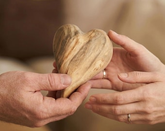 Pieza de madera maciza tallada en forma de corazón, del tamaño de la palma de la mano, ideal como regalo de quinto aniversario y para decorar el hogar #004