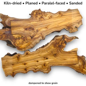 Op de afbeelding: Twee onregelmatig gevormde, in de oven gedroogde, geschaafde, parallelle en geschuurde houten planken. Het hout heeft een rijke, natuurlijke nerf met tinten bruin en beige. De tekst bovenaan luidt "Kiln-dried • Planed • Parallel-faced • Sanded". De tekst onderaan luidt "dampened to show grain".