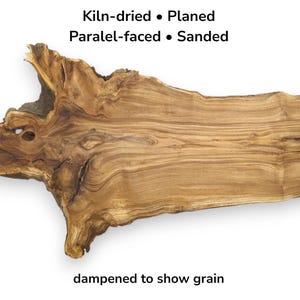 Op de afbeelding: Een natuurlijke houten plank met een unieke vorm en rijke bruine tinten. De tekst luidt "Kiln-dried • Planed Parallel-faced • Sanded" en "dampened to show grain". De houtnerf is zichtbaar.