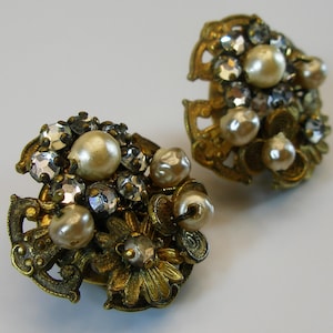 Orecchini a clip MIRIAM HASKELL - Orecchini con cristalli e perle barocche finte in filigrana degli anni '50, orecchini non firmati dal designer