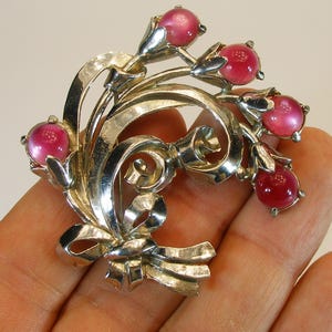 CORO Silver Spray Flowers Brosche, Designer Gene Verrecchio Patent Nr. 125679, Pink Ruby Moonglow Cabochons, 1941