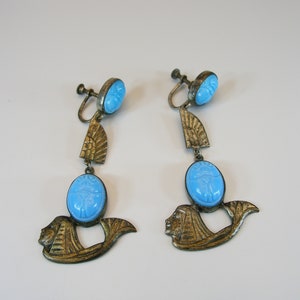 Brincos vintage de escaravelho em vidro turquesa estilo revival egípcio da Neiger Brothers, década de 1920.