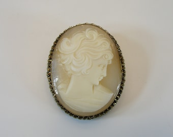 Bellissimo cammeo in conchiglia vintage, spilla pendente intagliata, ciondolo/spilla in conchiglia intagliata rivolta verso destra