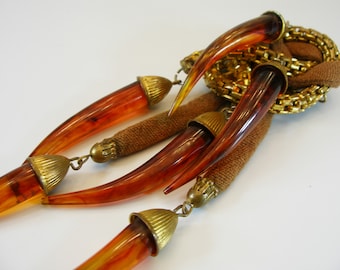 Roger Jean Pierre bakélite 6 5/8" défenses sphères insolite vintage fourrure clip bijoux de collection