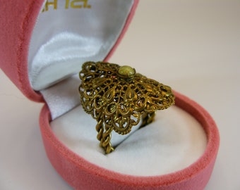 Wunderschöner Vintage Tschechischer Messing und Glas Ring, Filigran Gedrehtes Messing mit Glas Jugendstil Stein