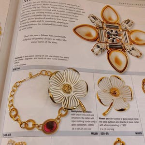 Vintage Monet Blumen Brosche, goldfarbene Blumen Weiß Emaille Schal Anstecknadel, Vintage Schmuck, Geschenke für Sie