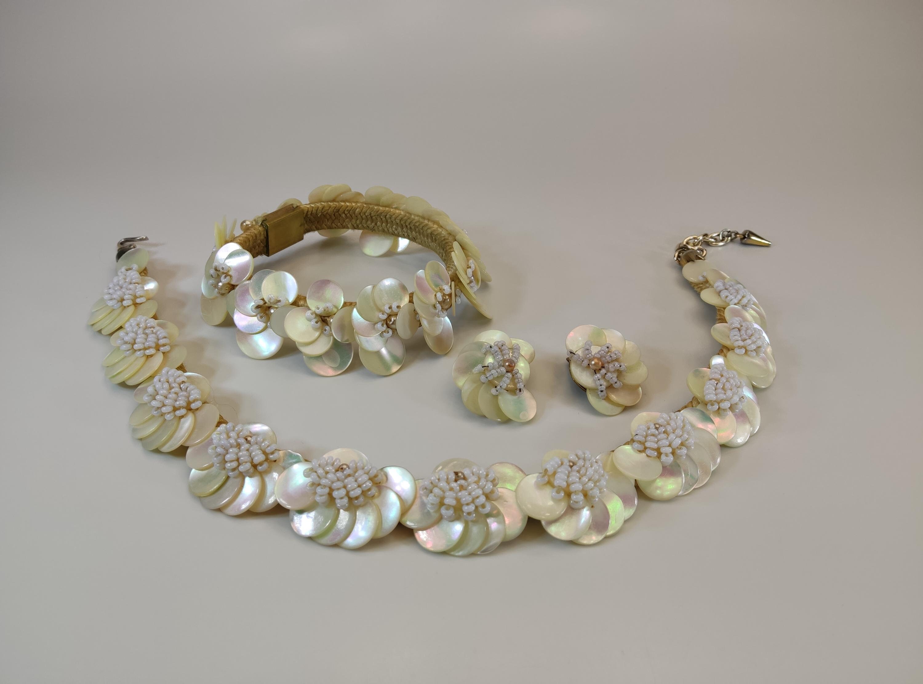 Bracelet Vintage Louis Rousselet En Perles De Verre Nacrées - Occasion