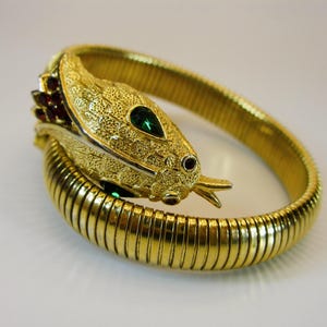 Vintage TRFARI Gold Coil Schlange Armband Rote & Grüne Strasssteine 1960er Jahre