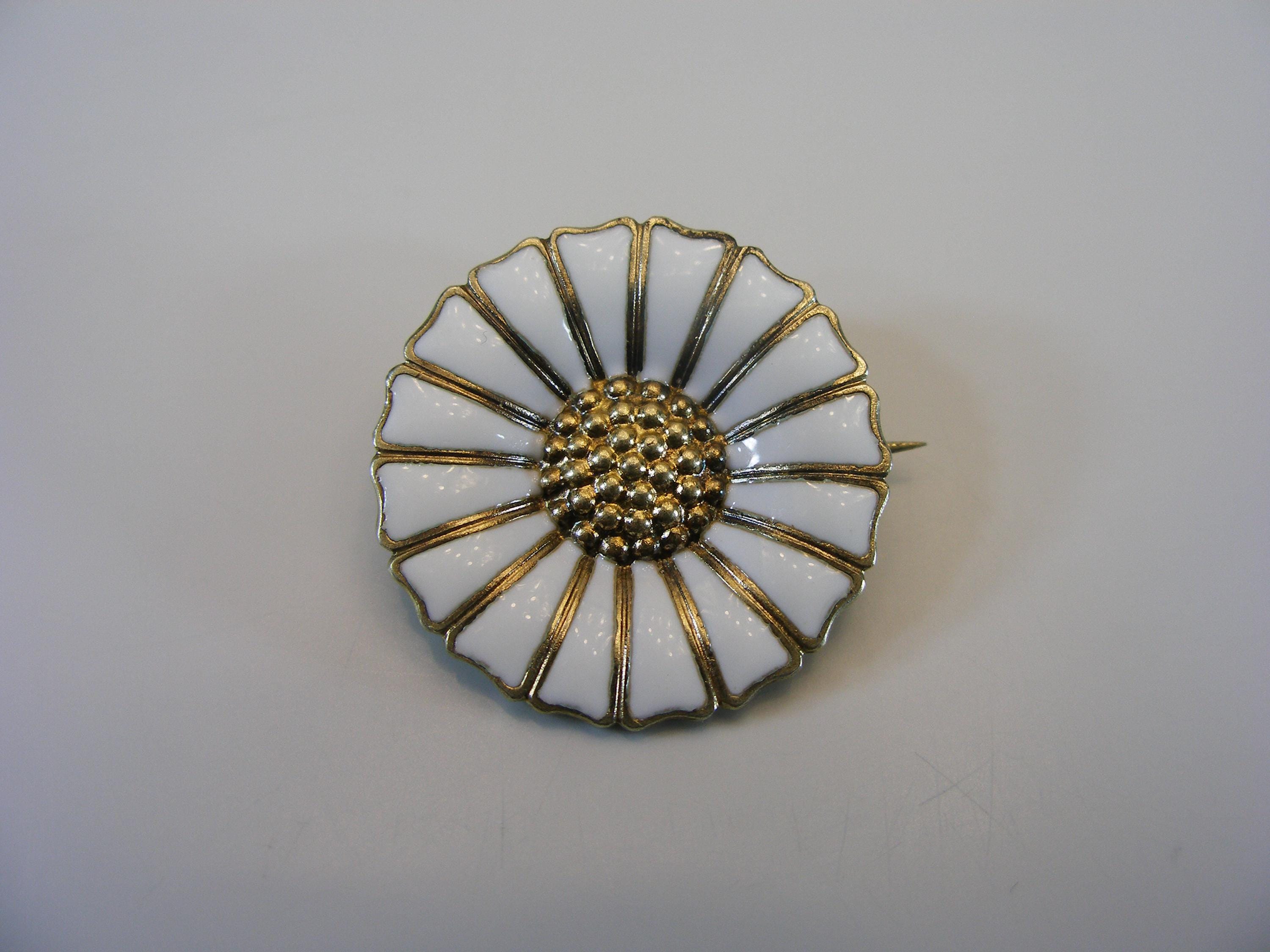 セーブル角形ディッシュ☆白磁金彩☆24K金彩小花紋様☆仏ヴィンテージ未使用 24mm ANTON MICHELSEN White Daisy Brooch, Signed Danish Silver and