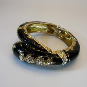 Schwarze Schlangen-Klemmarmband mit Kristallen und Emaille, Vintage Schlangenarmband erweiterbarer Juwelenarmreif, Feder geladen