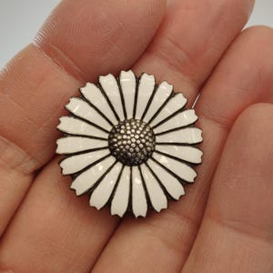 ベルナルド・ヘルツのデイジー ブローチ、デンマーク製シルバーと