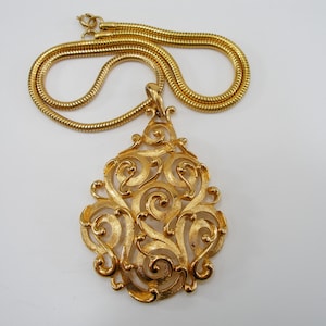 Colgante vintage TRIFARI Crown Gold Tone Scroll, collar modernista firmado, collar de oro, collar largo Trifari