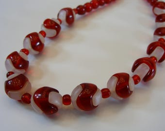 50er Jahre Rot Weiße Glasperlen Vintage Tschechische Halskette, Made in Czechoslovakia