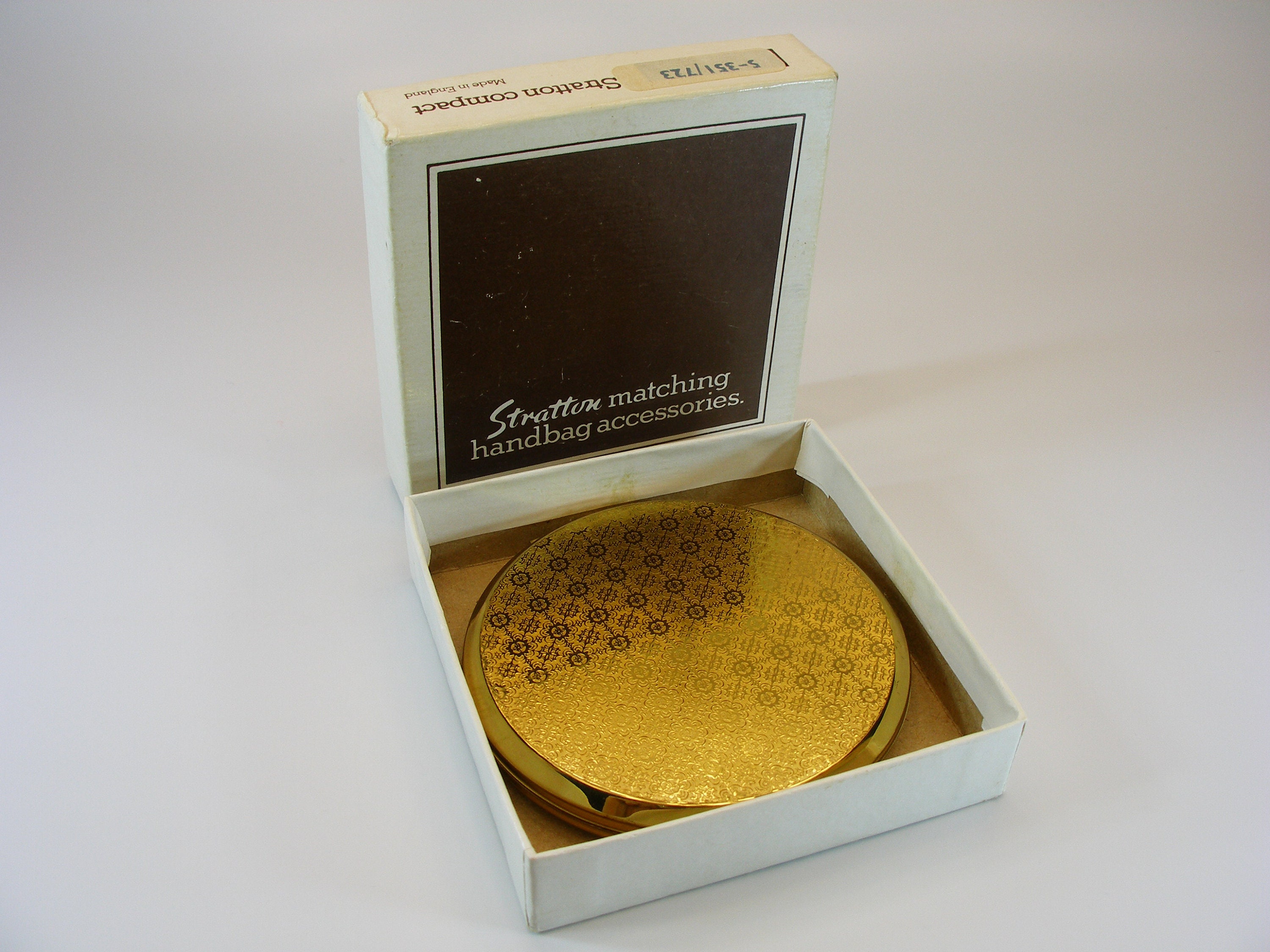 Super Cute outlet Vintage Compact Powder Box