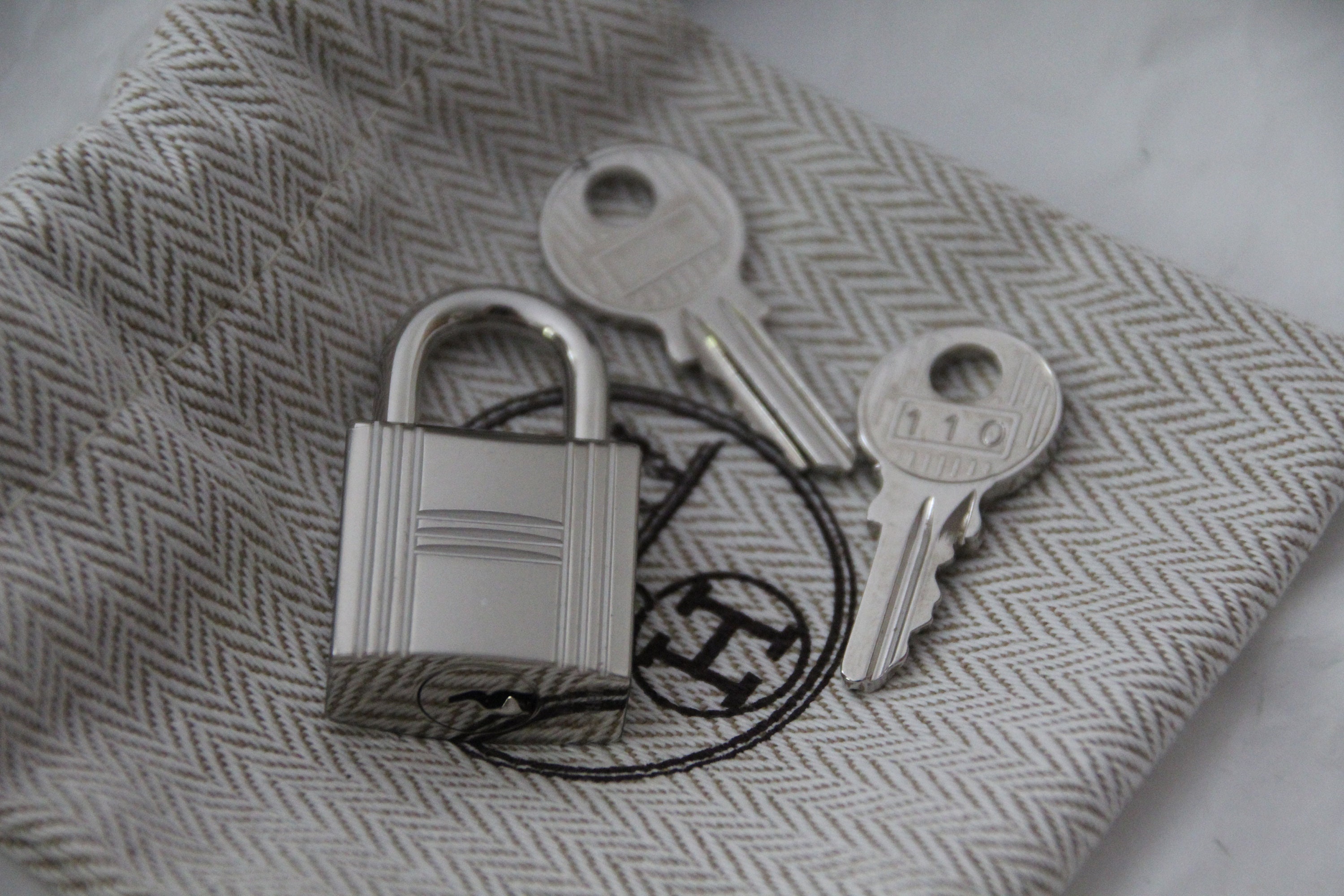 Hermes kelly lock and key best sale