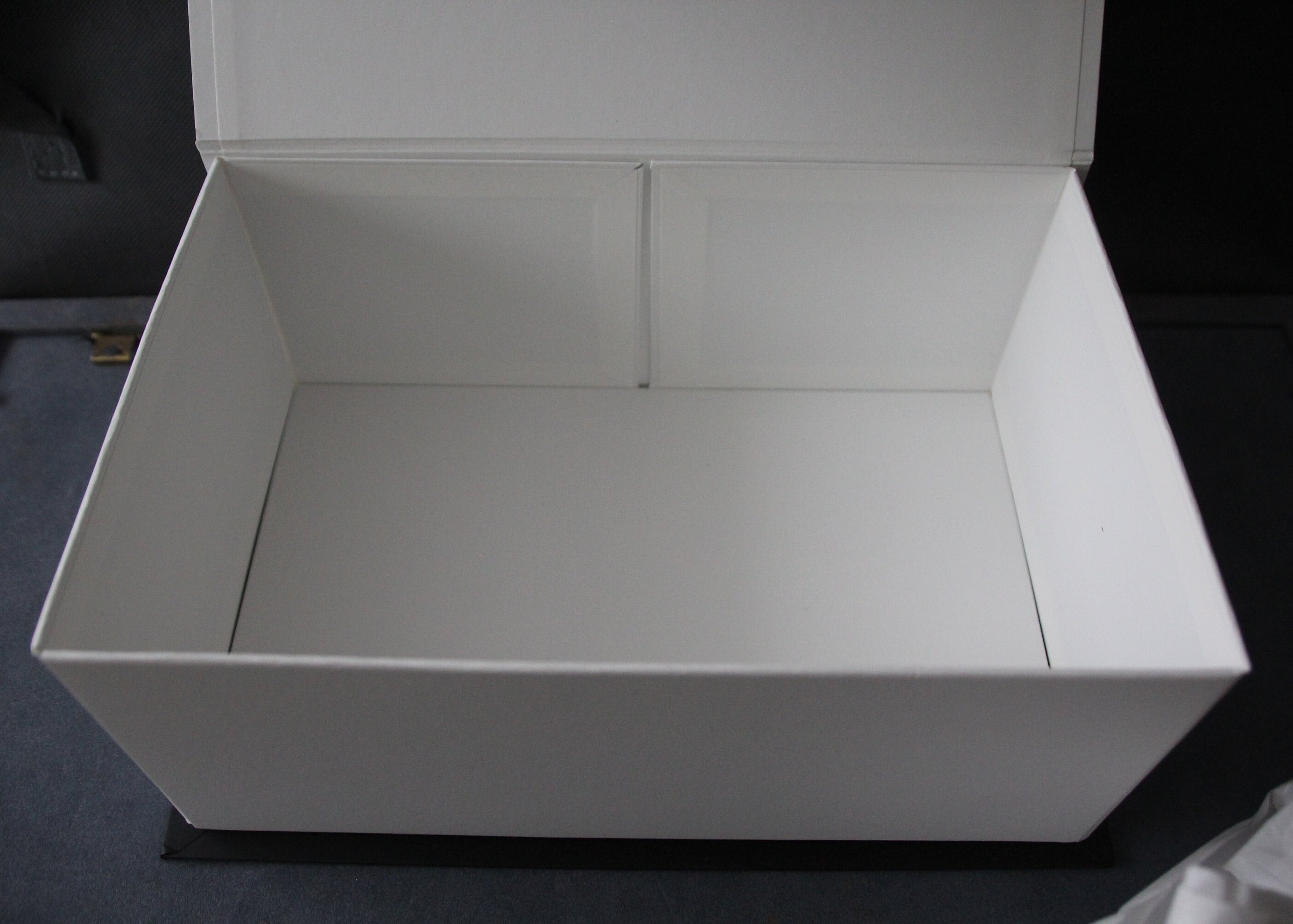 CHANEL ギフトボックス ホワイト36個 Chanel Paris White Gift Box Bag Display Black Accessories Silk