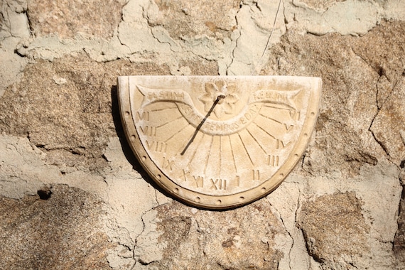 Reloj de sol de piedra antiguo francés Reloj de sol de pared Reloj solar  Números romanos