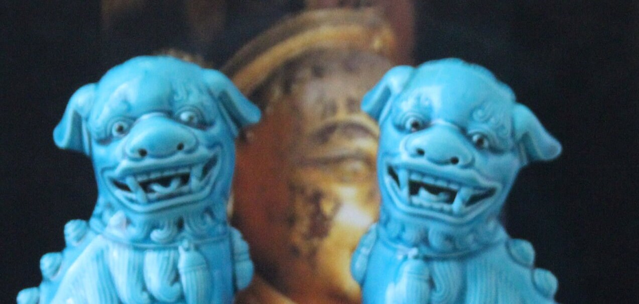 青い中国の犬の像 ターコイズ犬の置物 風水陶器の保護寺院の守護者