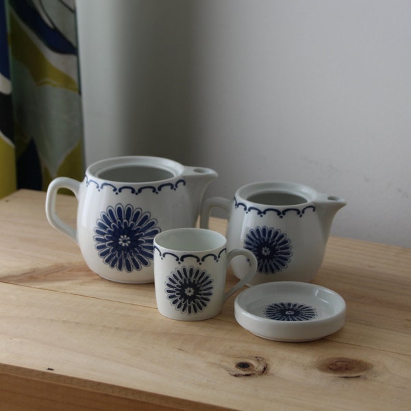 Porcelaine parisienne Thé blanc et bleu café égoïste Set décor marguerite Tasse à thé soucoupe en porcelaine bleue Théière Pot à lait Tea time Teaparty Crémier