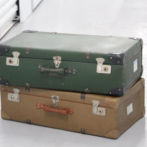 Valise vintage vintage Bagagerie de voyage Finitions argentées Valise verte Valise beige Décoration de cinéma Décoration de film Fabriqué en Allemagne