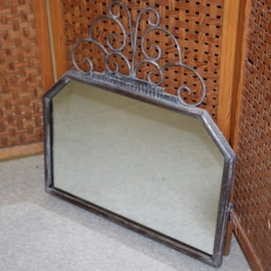 Gepatineerde spiegel met zwart smeedijzeren frame. Smeedijzeren frame. Inkomwandspiegel. Antiek Frans gesneden slaapkamerspiegel. Badkamer. Woonkamer