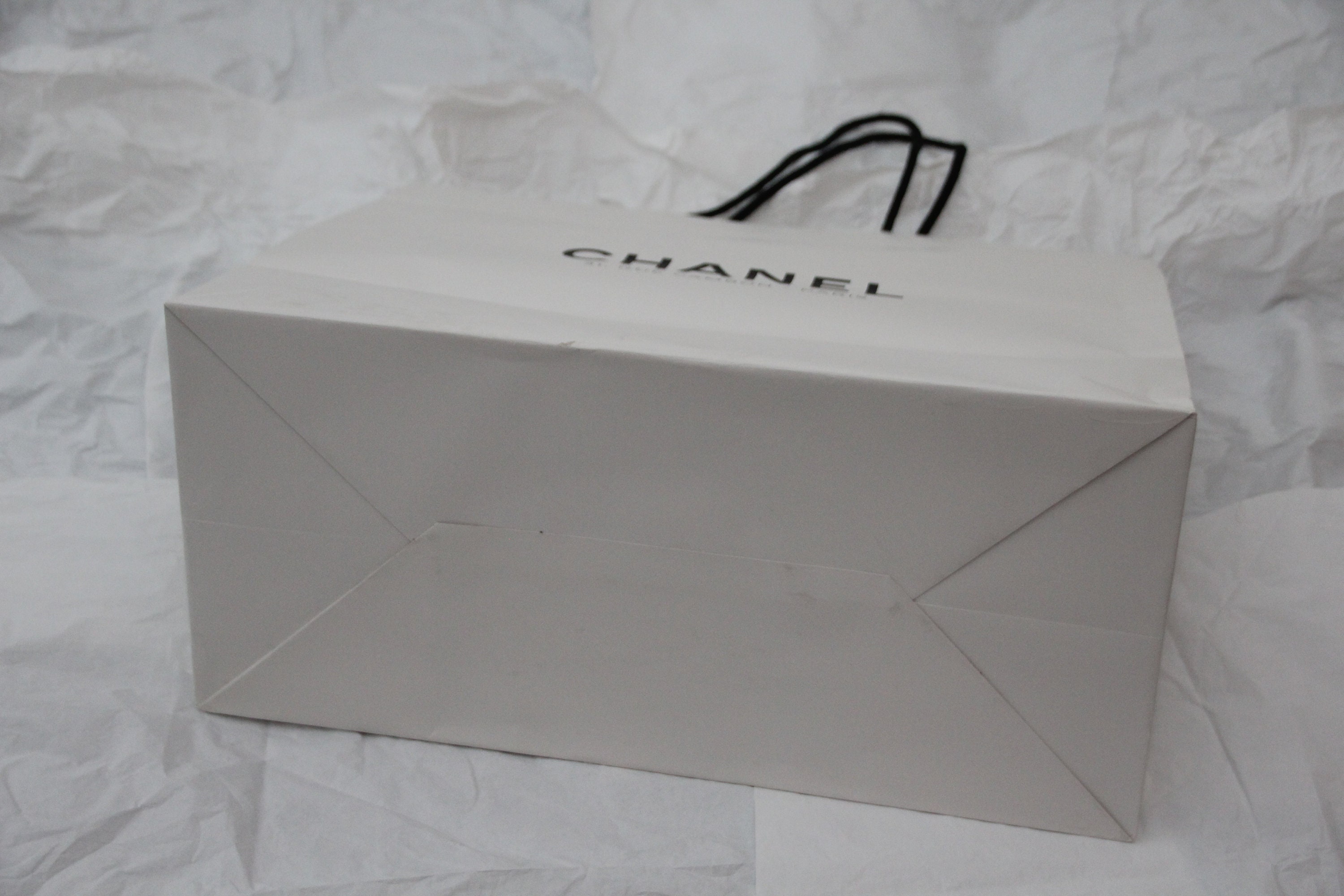 Chanel Shopping Bag White and Black Gift Bag Wrapping Fashion 