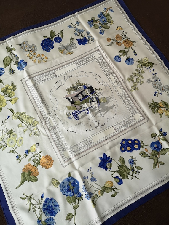 HERMÈS 花柄 シルクスカーフ ネイビー エルメス スカーフ 紺色 花柄 百合 シルク HERMÈS | UTA