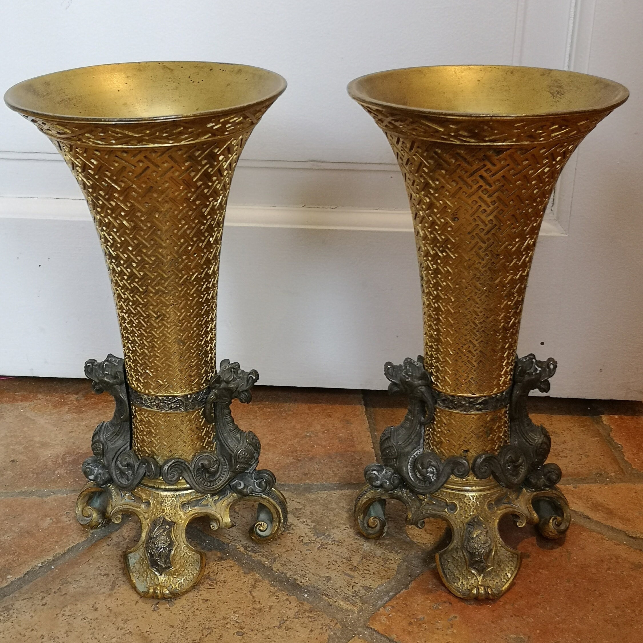 Paire de Vases Bronze Doré Vase d'or Décor Dragon Motif Griffin d'accent Accents Patiné Décoratif Ma