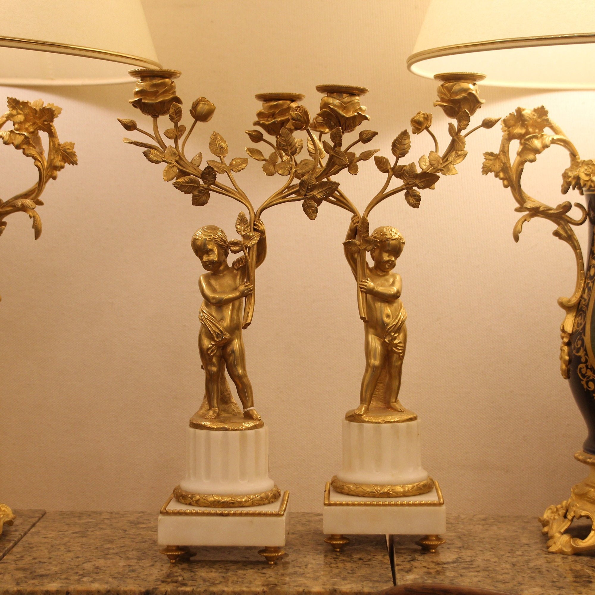 Paire de Français Putti Ciselé Patiné Bronze Blanc Chandeliers Marbre Candélabre Chérubin Bougeoirs 