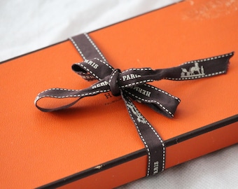 ヴィンテージのフランス製、オレンジ色のエルメスのスカーフの空箱